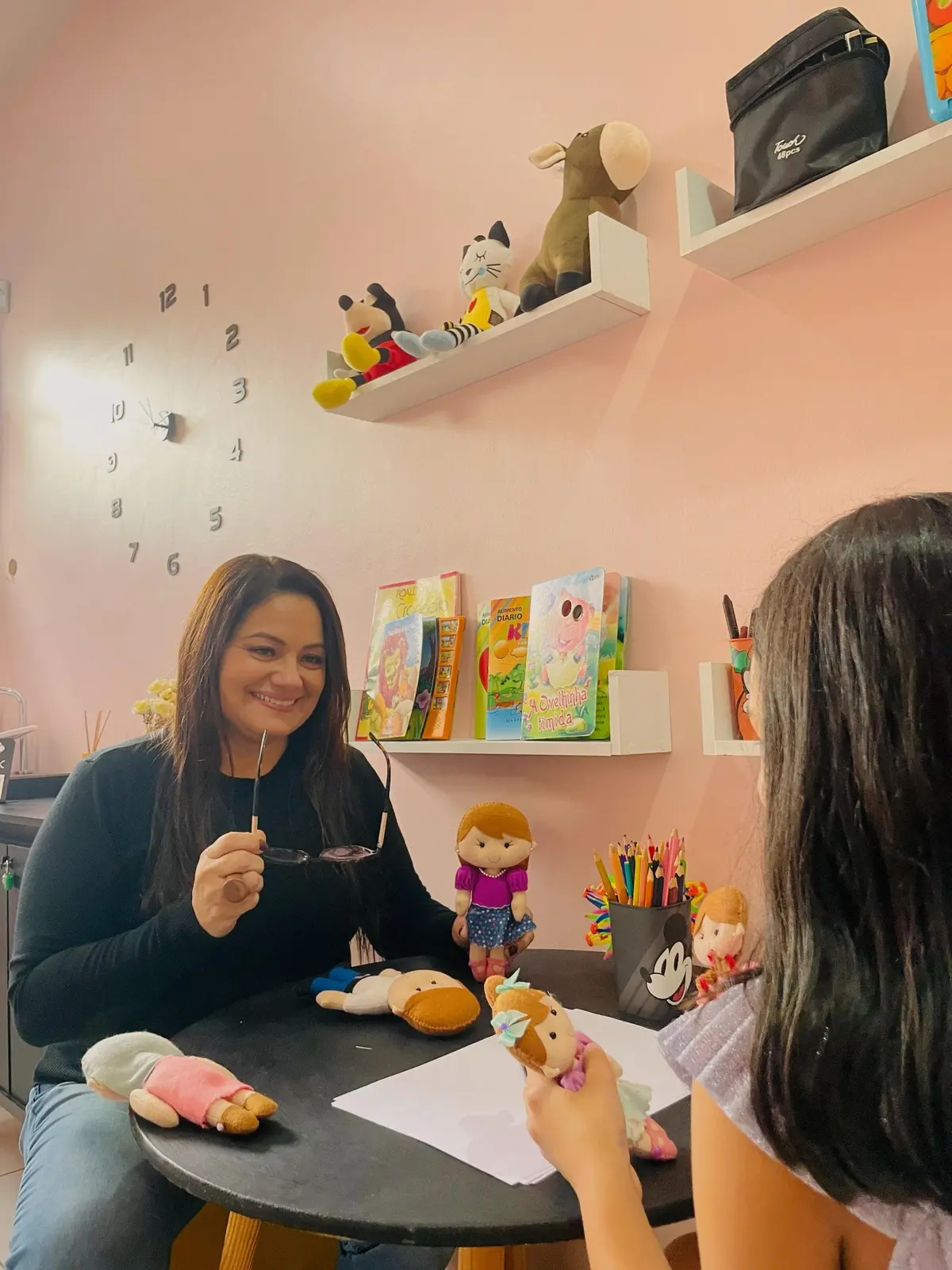 Adriana em atendimento infantil